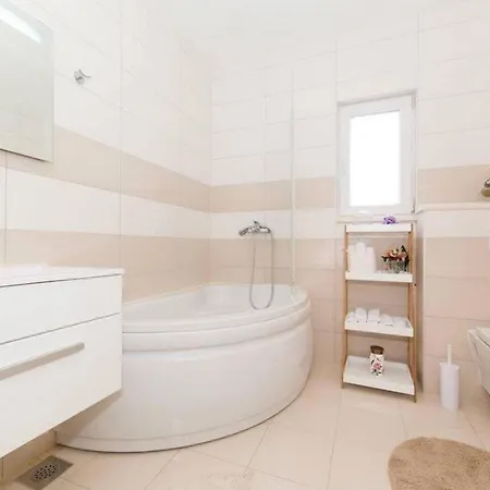 ヴィラ Four Bedroom Lećevica