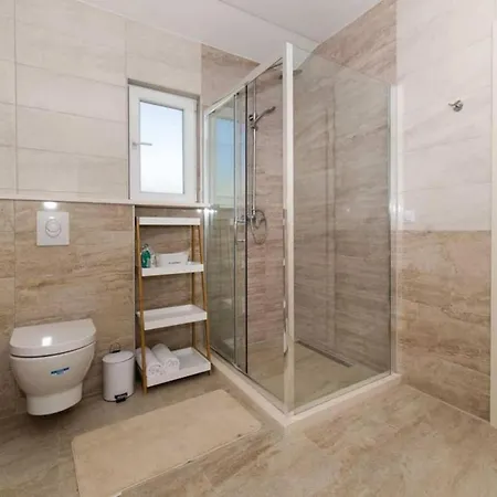 ヴィラ Four Bedroom Lećevica