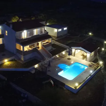 ヴィラ Four Bedroom *