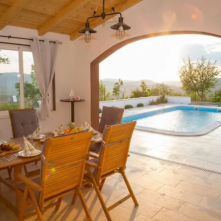 Four Bedroom * Lećevica